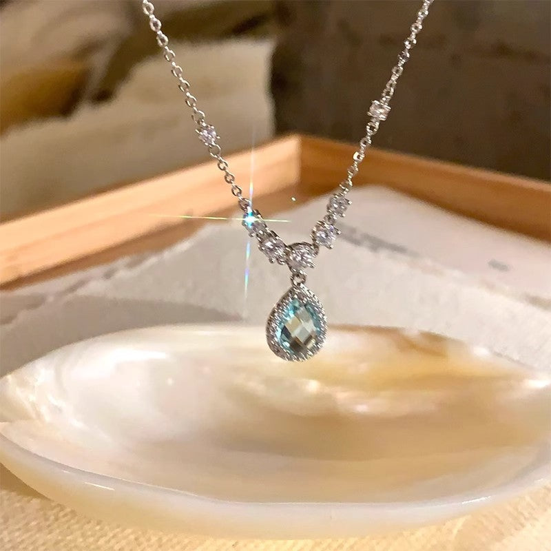 Damen Halskette mit elegantem Tropfenanhänger und funkelnden Kristallakzenten Shop Nory