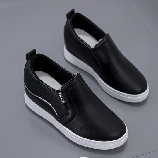 Damen Slip-On Keilsneaker mit verdecktem Keil, Lederimitat und dekorativer Stickerei Shop Nory