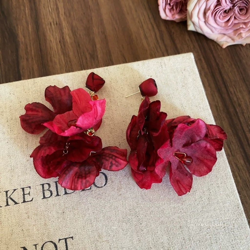 Damen Ohrringe mit floralen Applikationen und luxuriösen Details Shop Nory