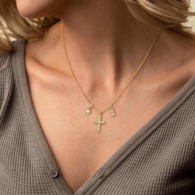 Damen Halskette mit kreuzförmigem Anhänger und funkelnden Kristallelementen Shop Nory