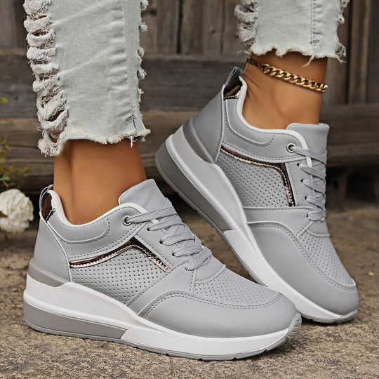 Damen Keilabsatz-Sneaker mit perforierten Einsätzen und Metallic-Details Shop Nory