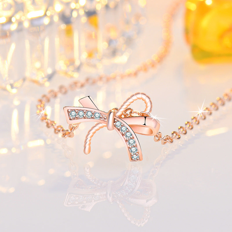 Damen Halskette mit kunstvollem Kleeblattanhänger und glitzernden Zirkonia Shop Nory