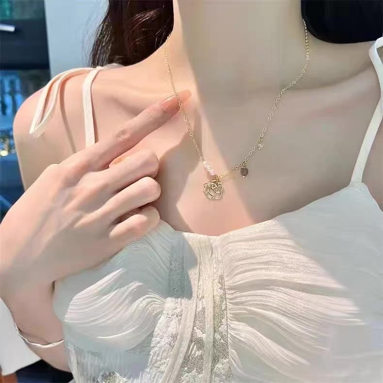 Damen Halskette mit filigranem Rosendesign und edlen Perlenakzenten Shop Nory