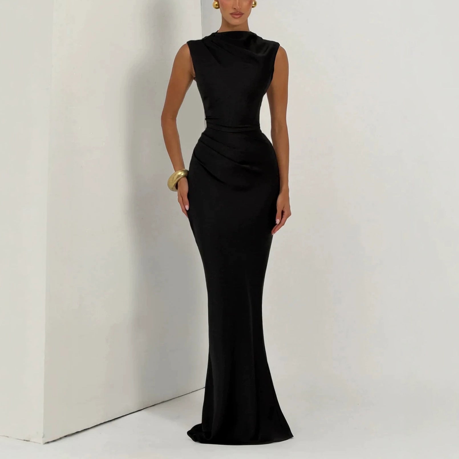 Damen Elegantes Maxikleid mit asymmetrischem Ausschnitt und raffinierten Drapierungen Shopnory