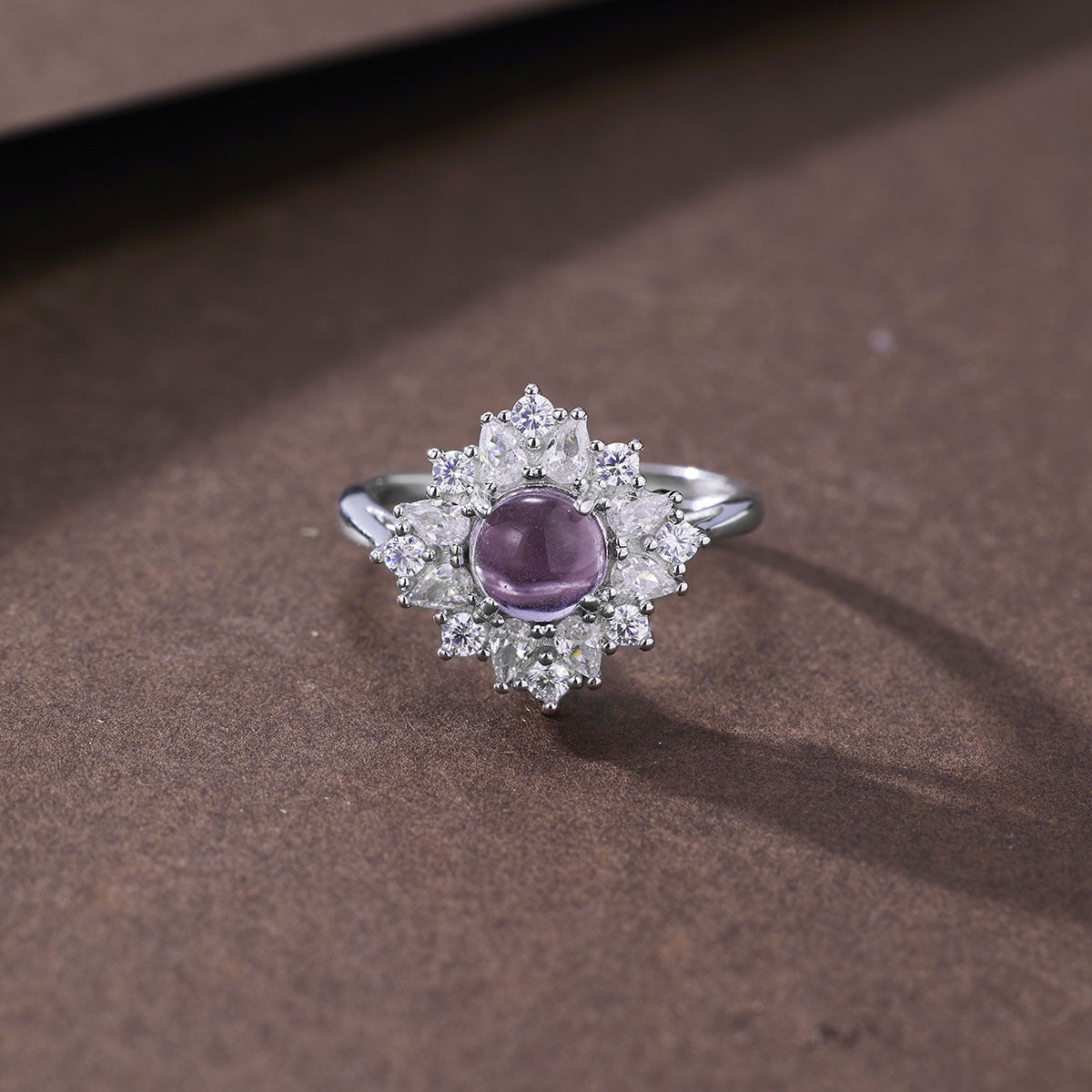 Damen Ring mit funkelndem lila Edelstein und exquisiten Kristallverzierungen Shop Nory