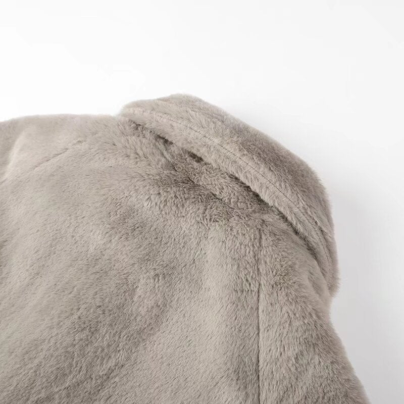 Damen Kurz geschnittene Teddy‑Fleecejacke mit Hemdkragen, verdeckter Knopfleiste und Eingrifftaschen Shop Nory