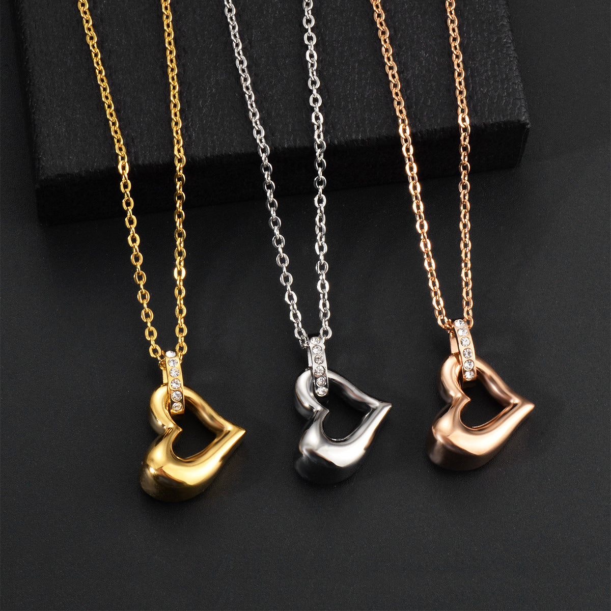 Damen Anhänger mit Herzmotiv und funkelnden Zirkonia Shop Nory