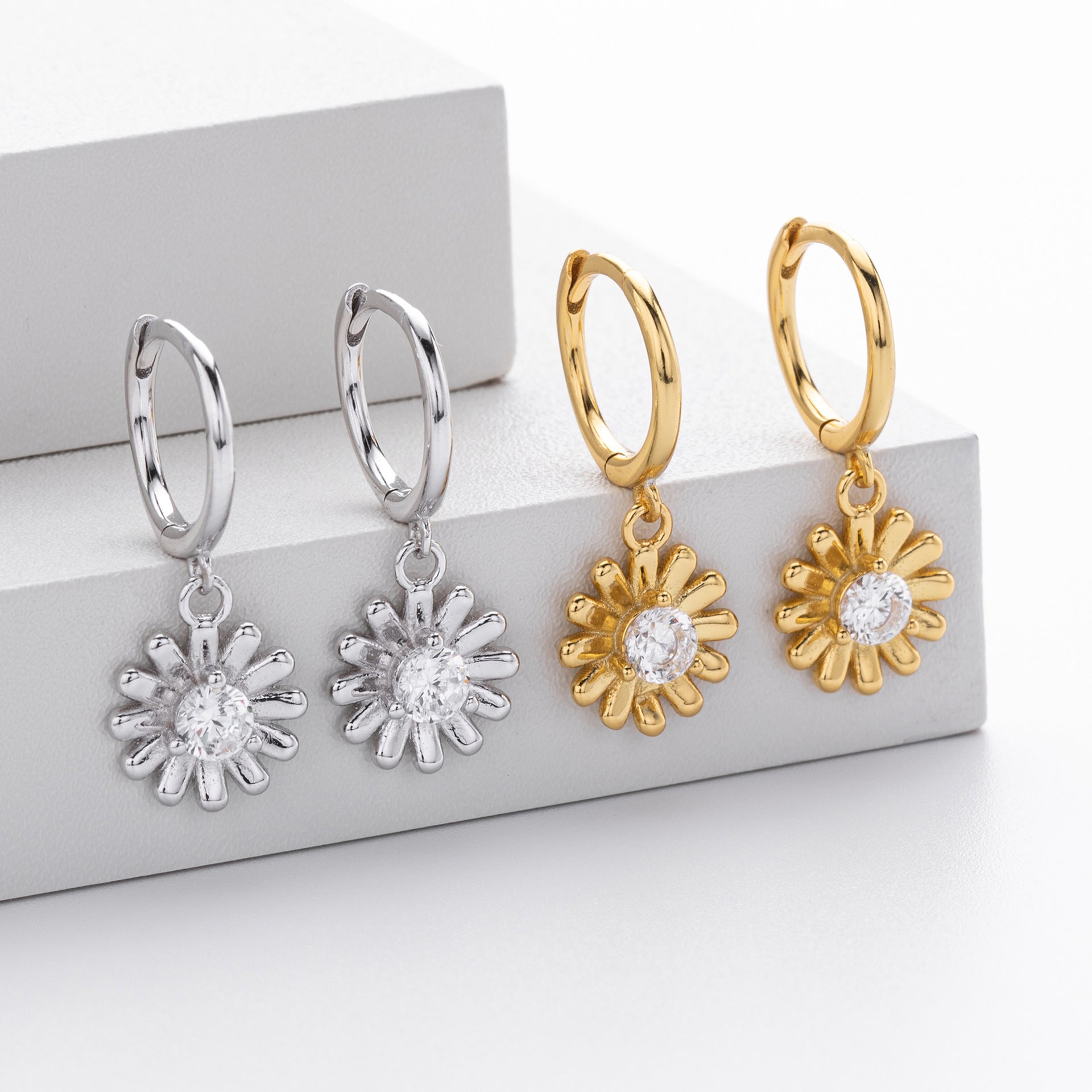 Damen Ohrringe mit blühendem Design und funkelndem Zirkon Shop Nory