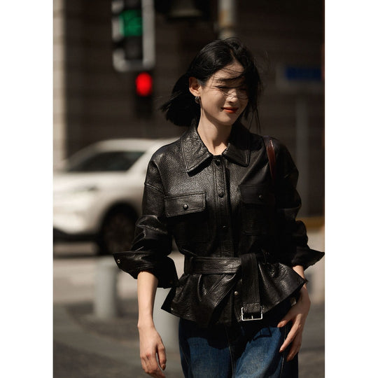 Damen Kurzjacke aus strukturiertem Leder mit Taillengürtel und Druckknöpfen Shop Nory
