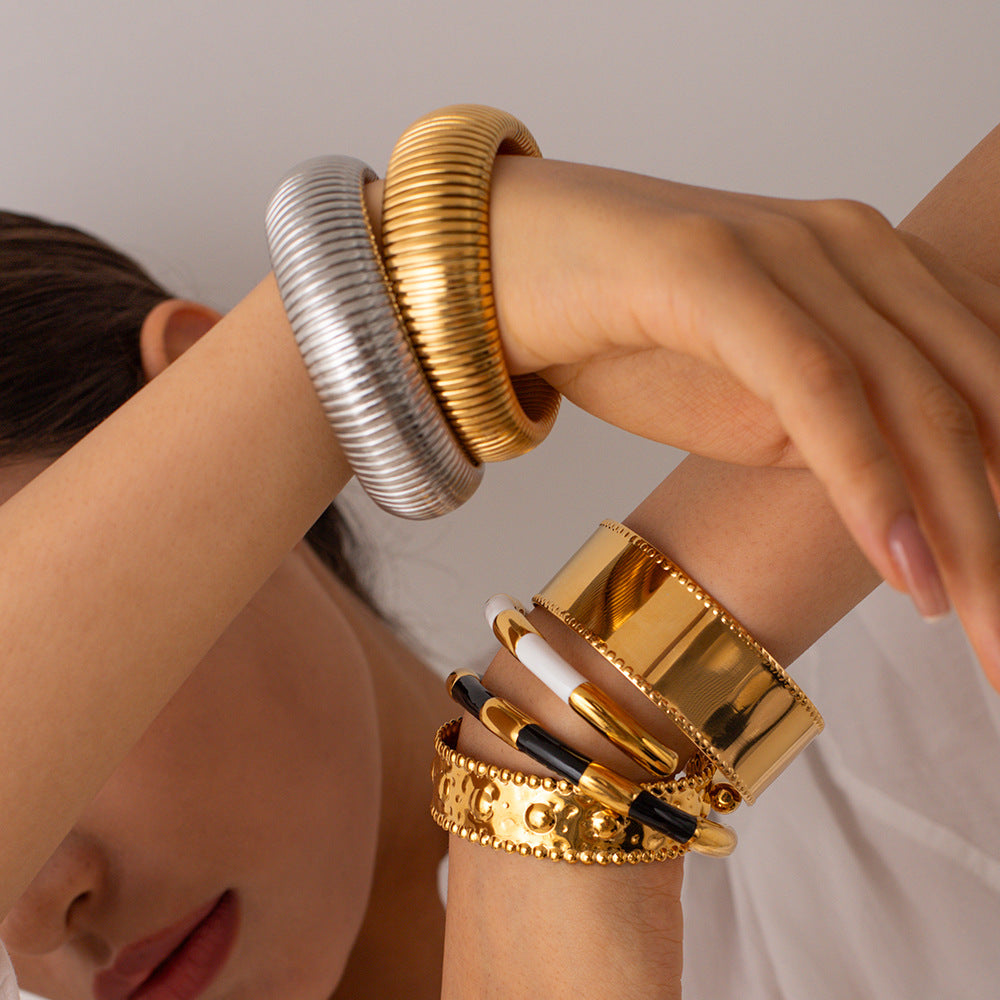 Damen Armreif mit elegantem, geschwungenem Design und hypoallergener Edelstahlverarbeitung Shop Nory