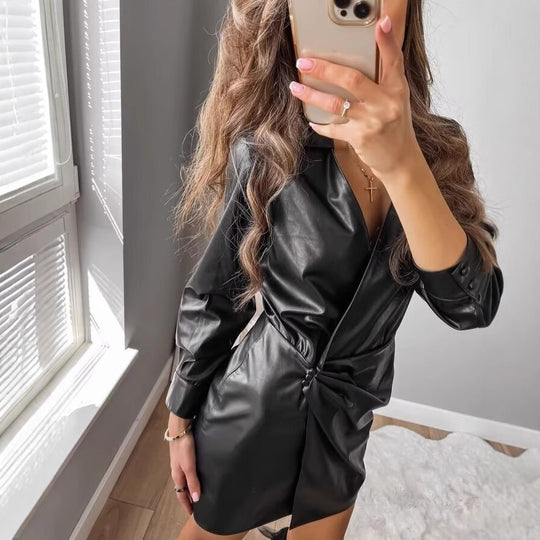 Damen Wickel-Kunstleder-Minikleid mit Hemdkragen, geraffter Taillenpartie und Manschetten Shop Nory