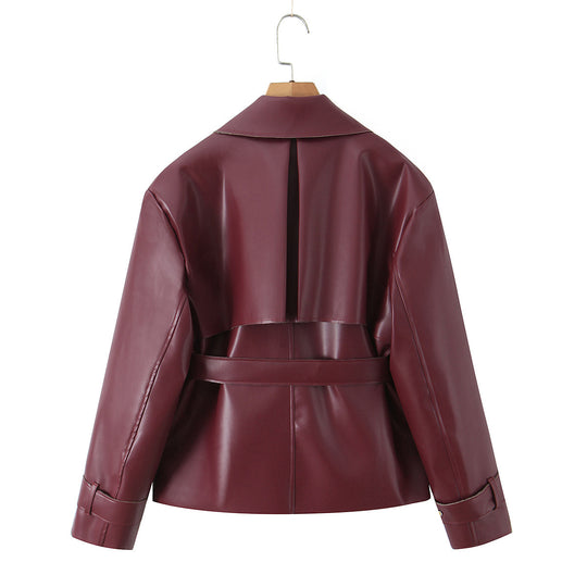 Damen Taillierte kurze Trenchjacke mit Bindegürtel und Cape-Detail aus veganer Lederoptik Shop Nory