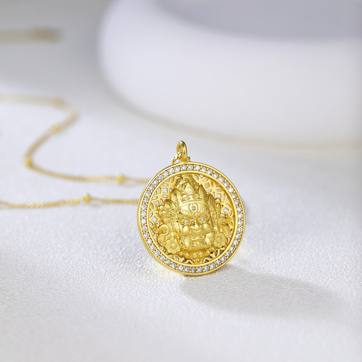 Damen Halskette mit kunstvollem Buddha-Anhänger und funkelnden Zirkonia Shop Nory