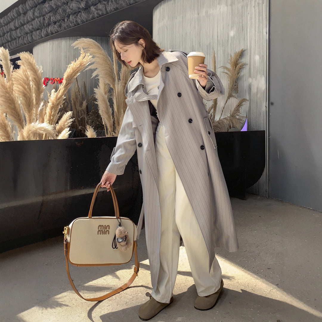 Damen Eleganter Maxilanger Nadelstreifen-Trench mit Schulterpatten und gerafften Ärmeln Shop Nory