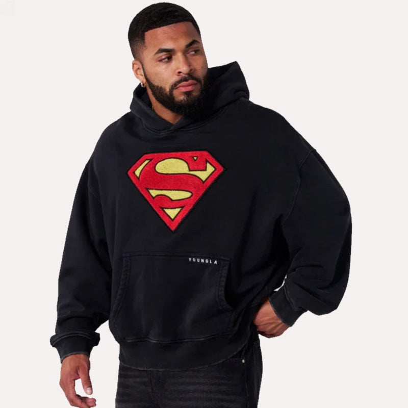 Herren nan weit geschnittener Kapuzenpullover mit markantem Comic‑S‑Logo Kängurutasche und gewaschener Look