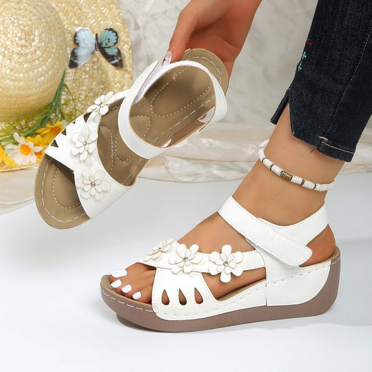 Damen Bequeme Sandalen mit Klettverschluss, gepolstertem Fußbett und Blütenapplikation Shop Nory