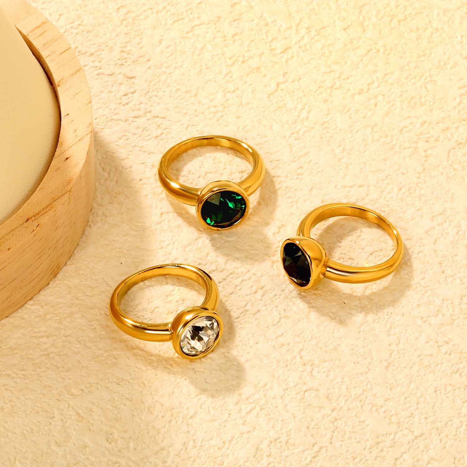Damen Ring mit funkelndem Kristall in goldplattierter Hochglanzoberfläche Shop Nory