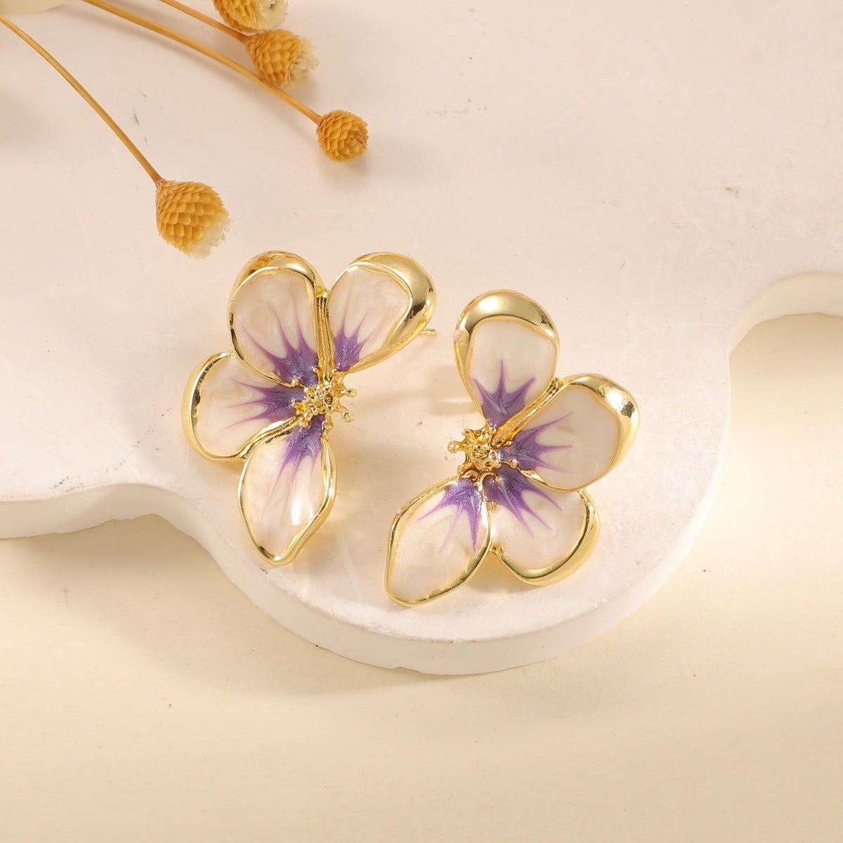 Damen Ohrclips im eleganten floralen Design mit glänzender Beschichtung Shop Nory