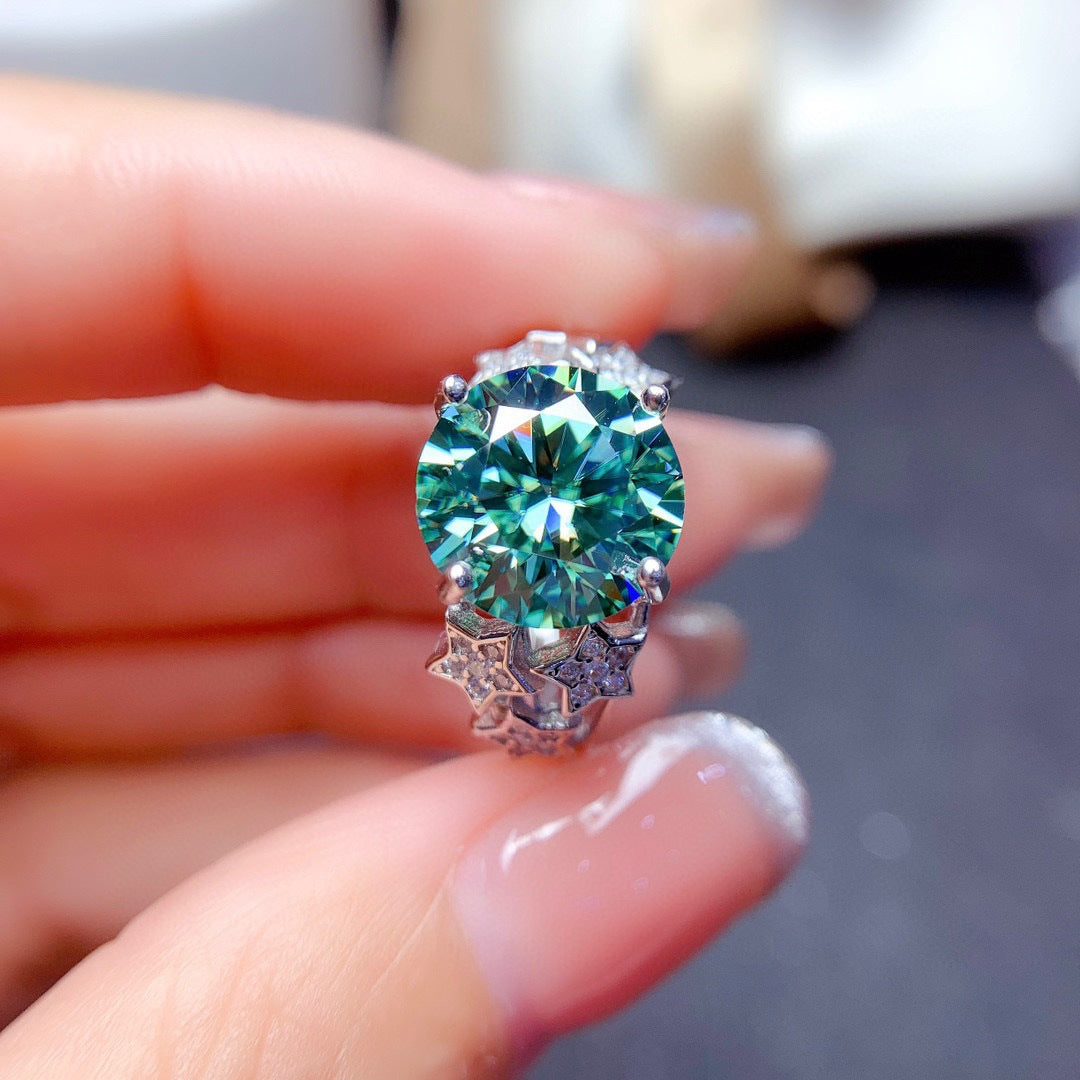Damenring mit strahlendem, rundem Edelstein und funkelnden Zirkonia-Highlights Shop Nory
