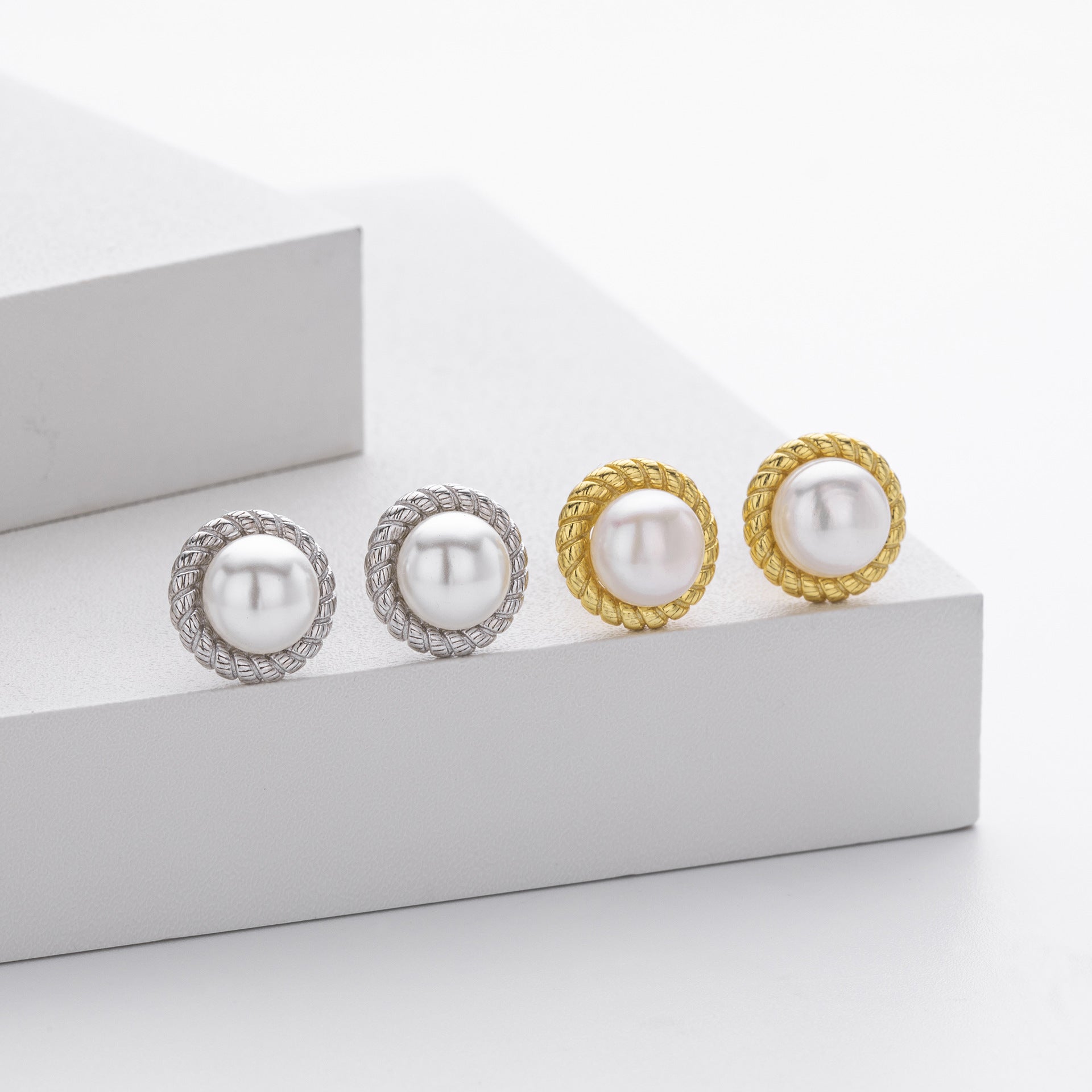 Damen Ohrstecker mit feinem Perlenbesatz und elegantem Zopfmuster Shop Nory