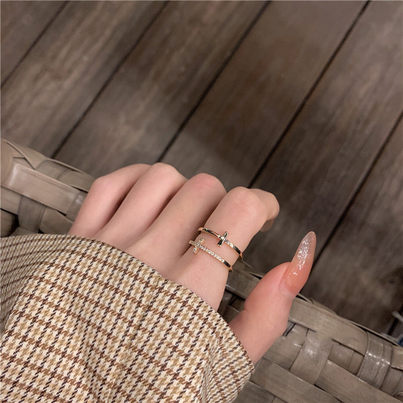 Damen zierliches Ring-Set mit verspieltem Kreuzdesign Shop Nory