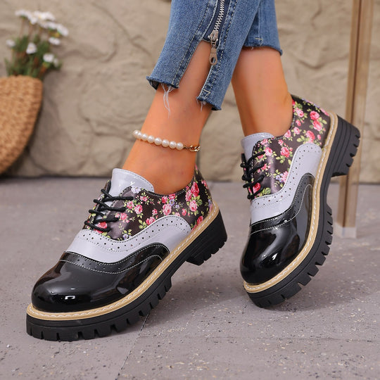 Damen Plateau-Brogue-Schnürer mit Blumenmuster und Lackdetails Shop Nory