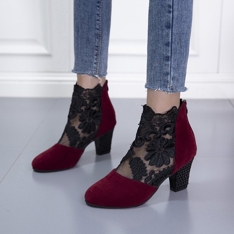 Damen Stiefelette mit transparentem Blumen-Spitzeinsatz und dekorativem Blockabsatz Shop Nory