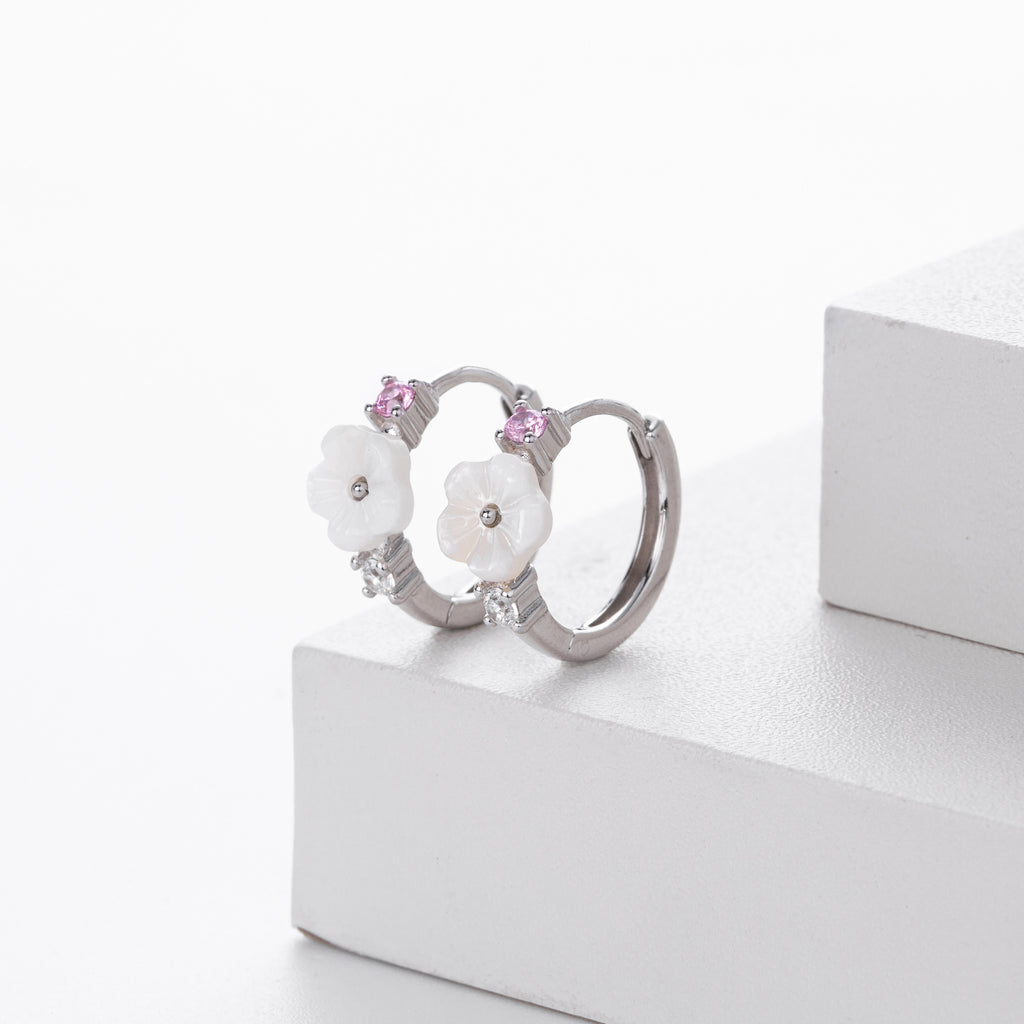 Damen Ohrhänger mit blütenförmigem Design und funkelnden Zirkon-Akzenten Shop Nory