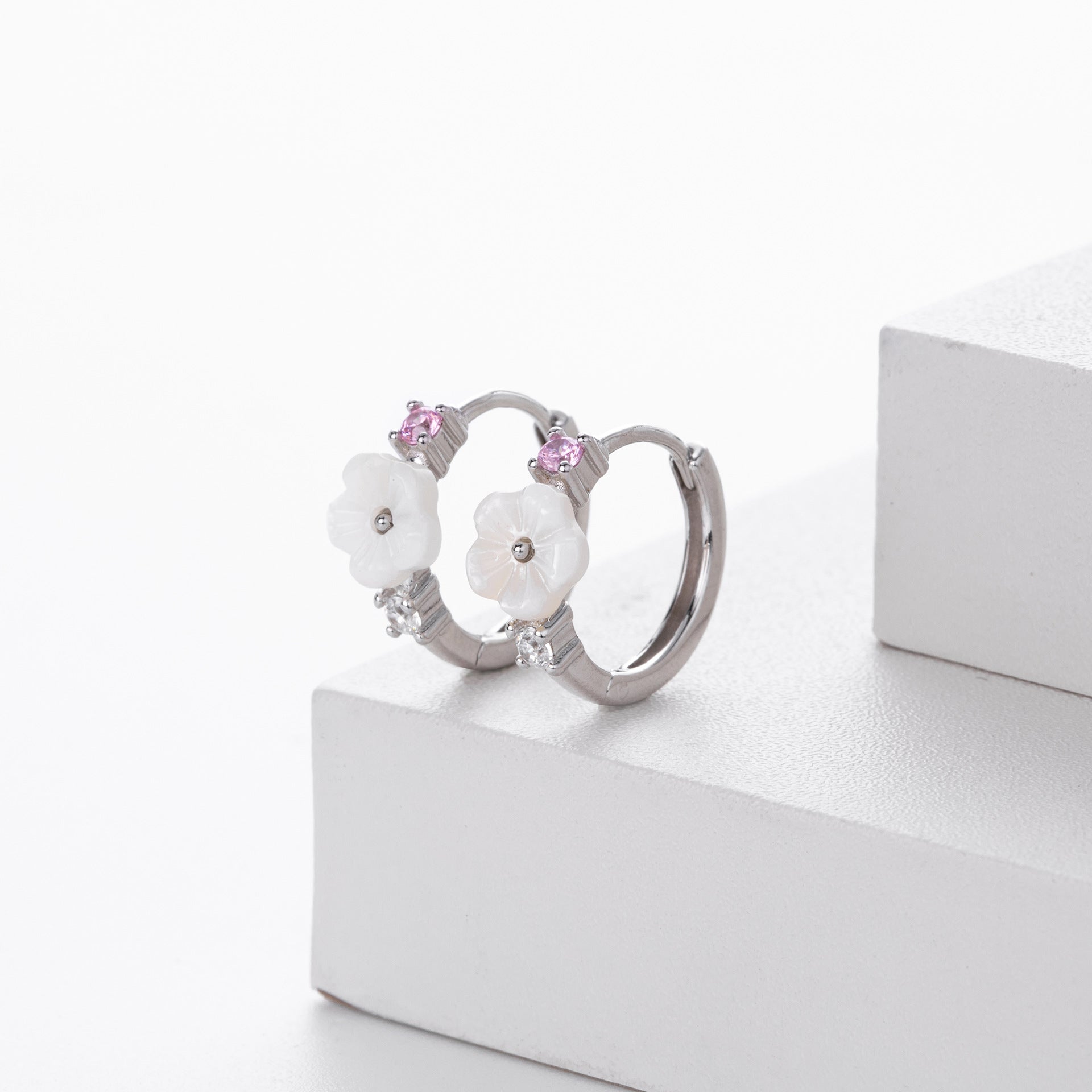 Damen Ohrhänger mit blütenförmigem Design und funkelnden Zirkon-Akzenten Shop Nory