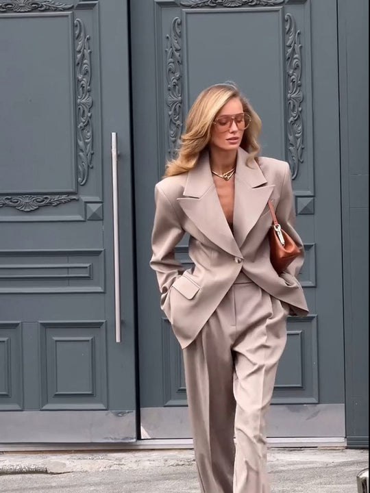 Damen Oversized Blazer‑Anzug mit skulpturaler Schulter, taillierter Ein‑Knopf‑Jacke und weiten Plisseehosen Shop Nory