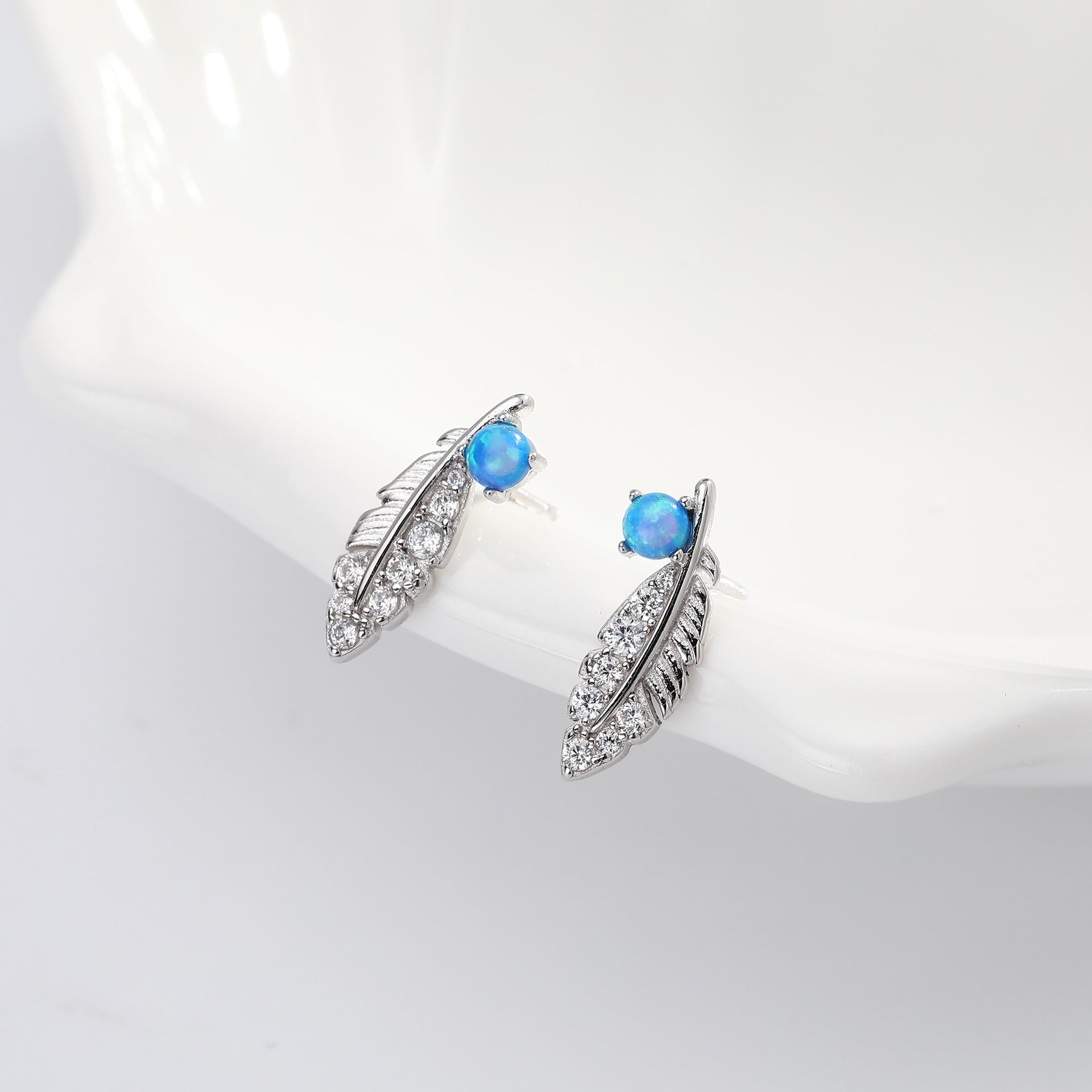 Damen Ohrstecker mit feinem Blattdesign und Zirkonbesatz Shop Nory