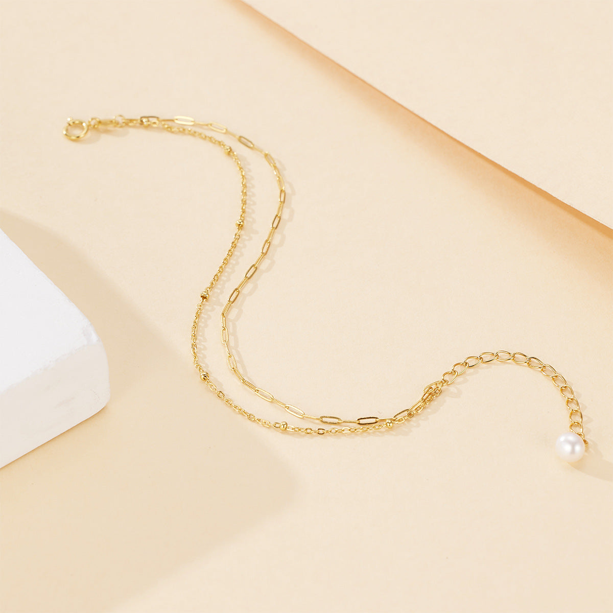Damen filigranes Armband mit doppeltem Kettendesign, edlen Perlendetails und hochwertiger Verarbeitung Shop Nory