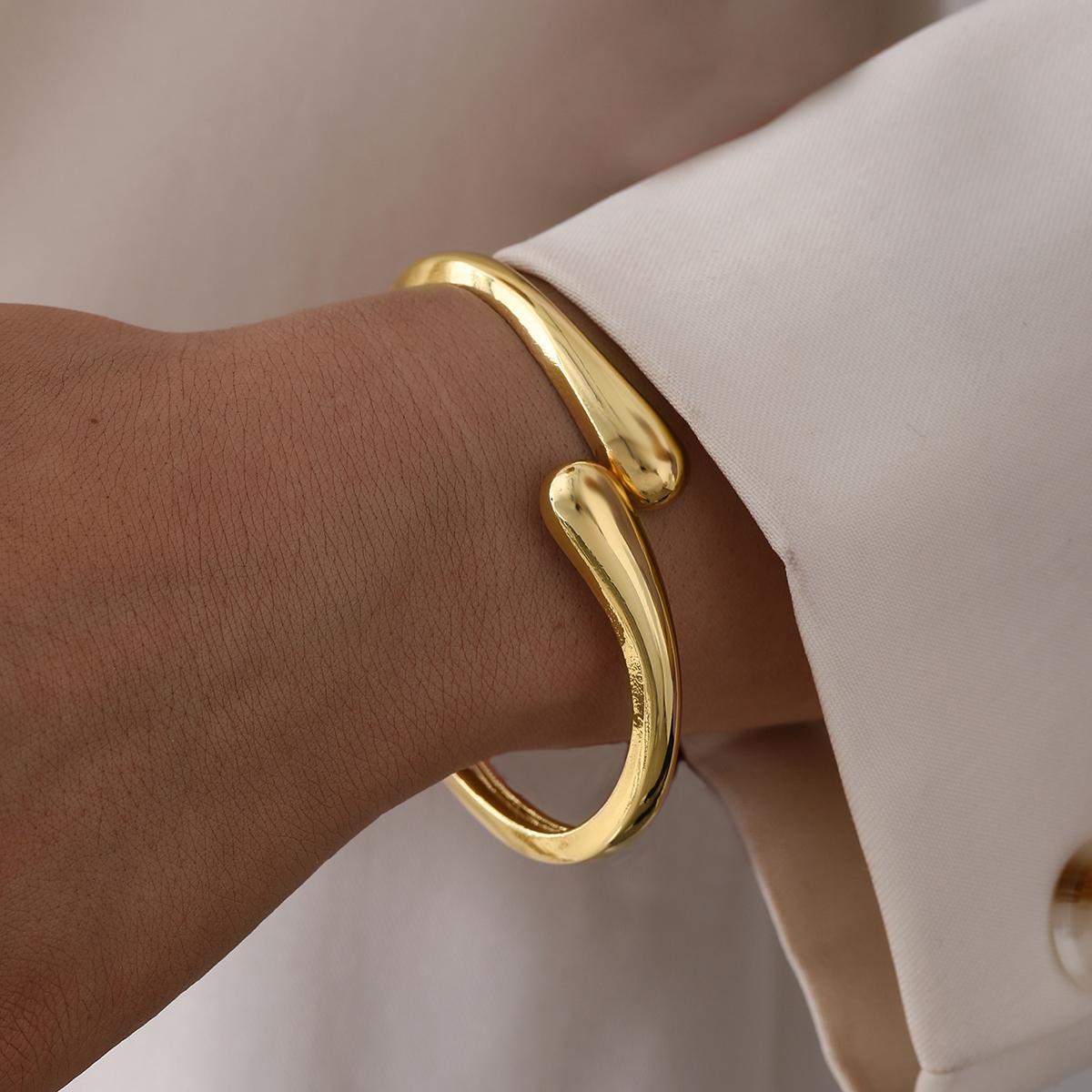 Damen Armband-Set mit elegantem, geschwungenem Design und luxuriösen Akzenten Shop Nory