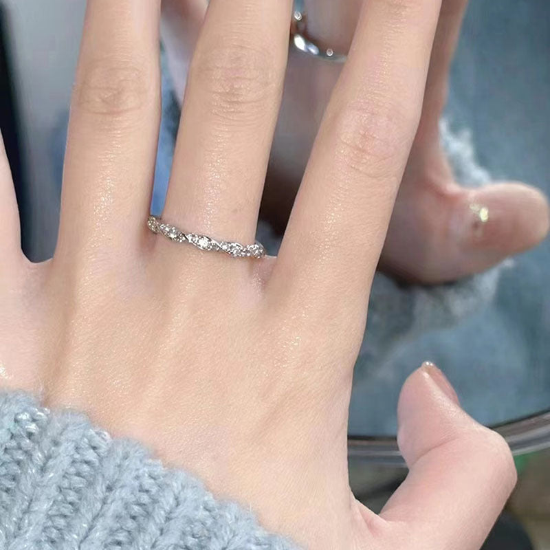 Damen eleganter Wellenring mit funkelnden Zirkonia-Steinen Shop Nory