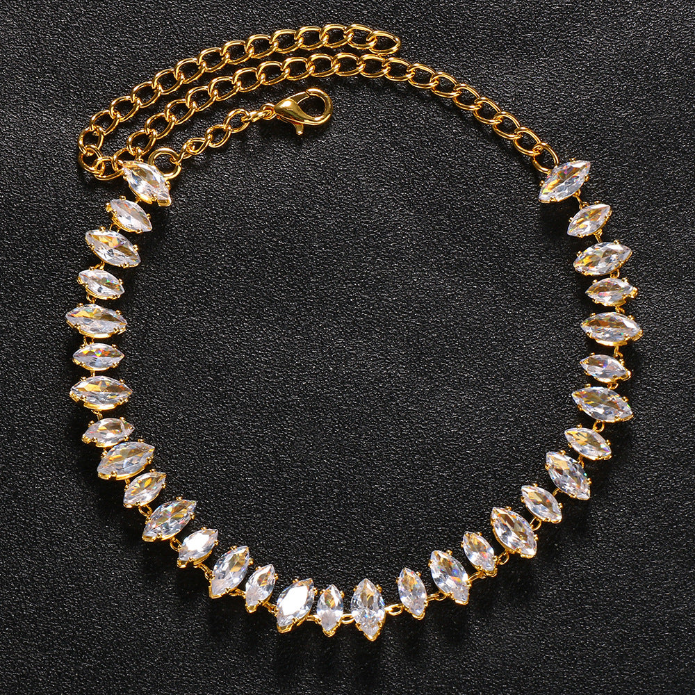 Elegantes Kristall-Collier mit Navetteförmigen Zirkonia und Verstellbarer Gliederkette