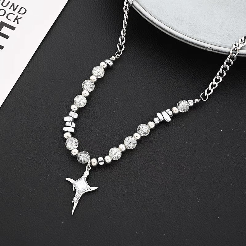 Damen Kette mit funkelndem Kristallanhänger und eleganten Metallakzenten Shop Nory