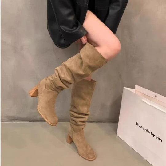 Damen kniehohe Slouch‑Stiefel mit Veloursoptik, gerafftem Schaft und sculpted Blockabsatz Shop Nory