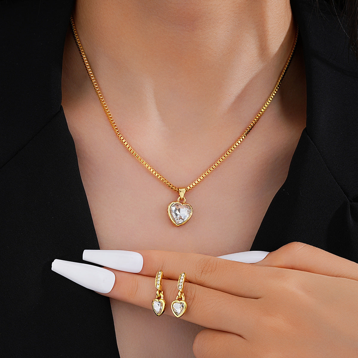 Damen Schmuckset mit funkelnden Herzanhängern und eleganten Details Shop Nory