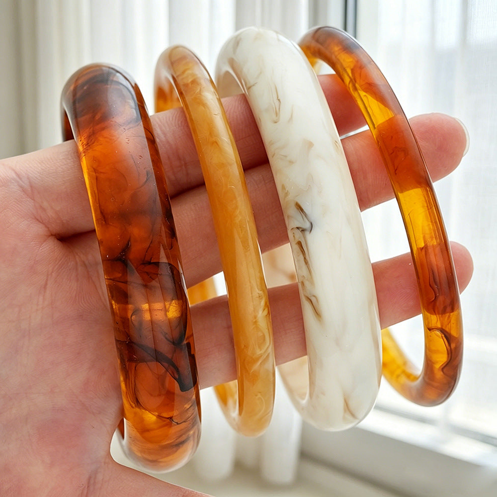 Damenarmreif mit geschwungenem Design und glänzender Oberfläche Shop Nory