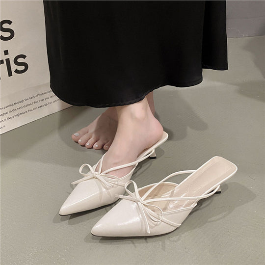 Damen Spitz zulaufende Mules mit feinen Slingback‑Riemchen und Zierschleife Shop Nory