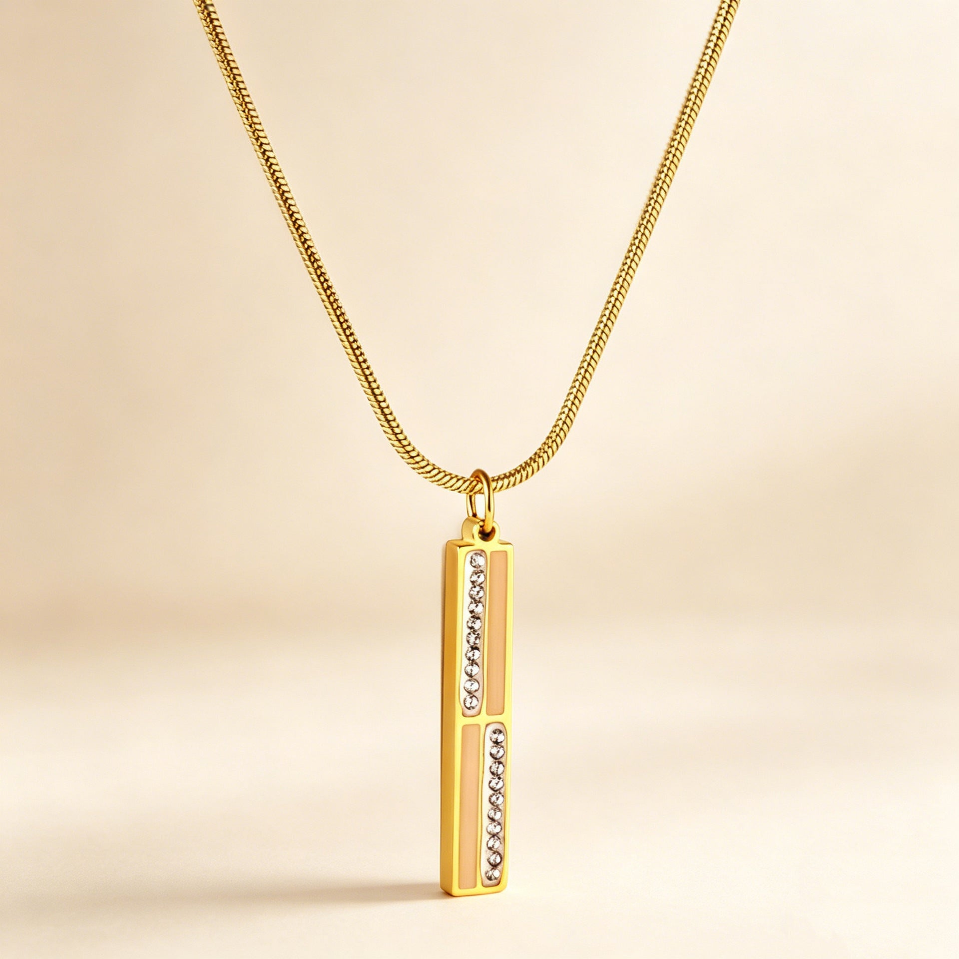 Damen Edelstahl Halskette mit funkelndem Anhänger und goldplattierter Oberfläche Shop Nory