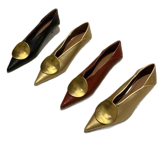 Damen Spitz zulaufende flache Slipper aus Lederoptik mit großen runden Zierplatten Shop Nory