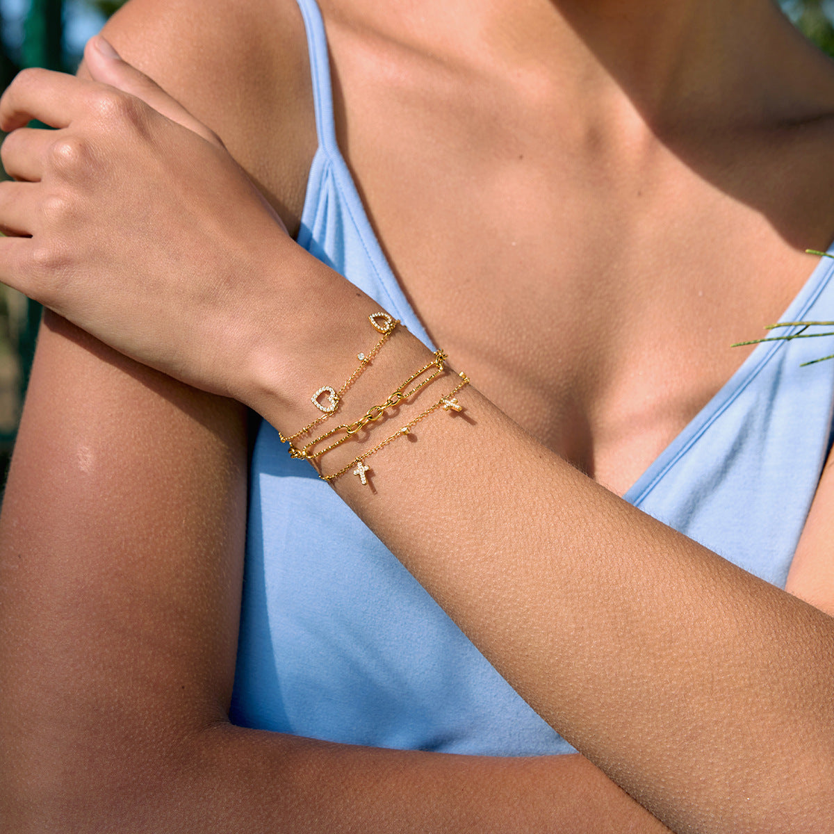 Damen Armband mit funkelnden Kreuzanhängern und hypoallergener Edelstahlverarbeitung Shop Nory