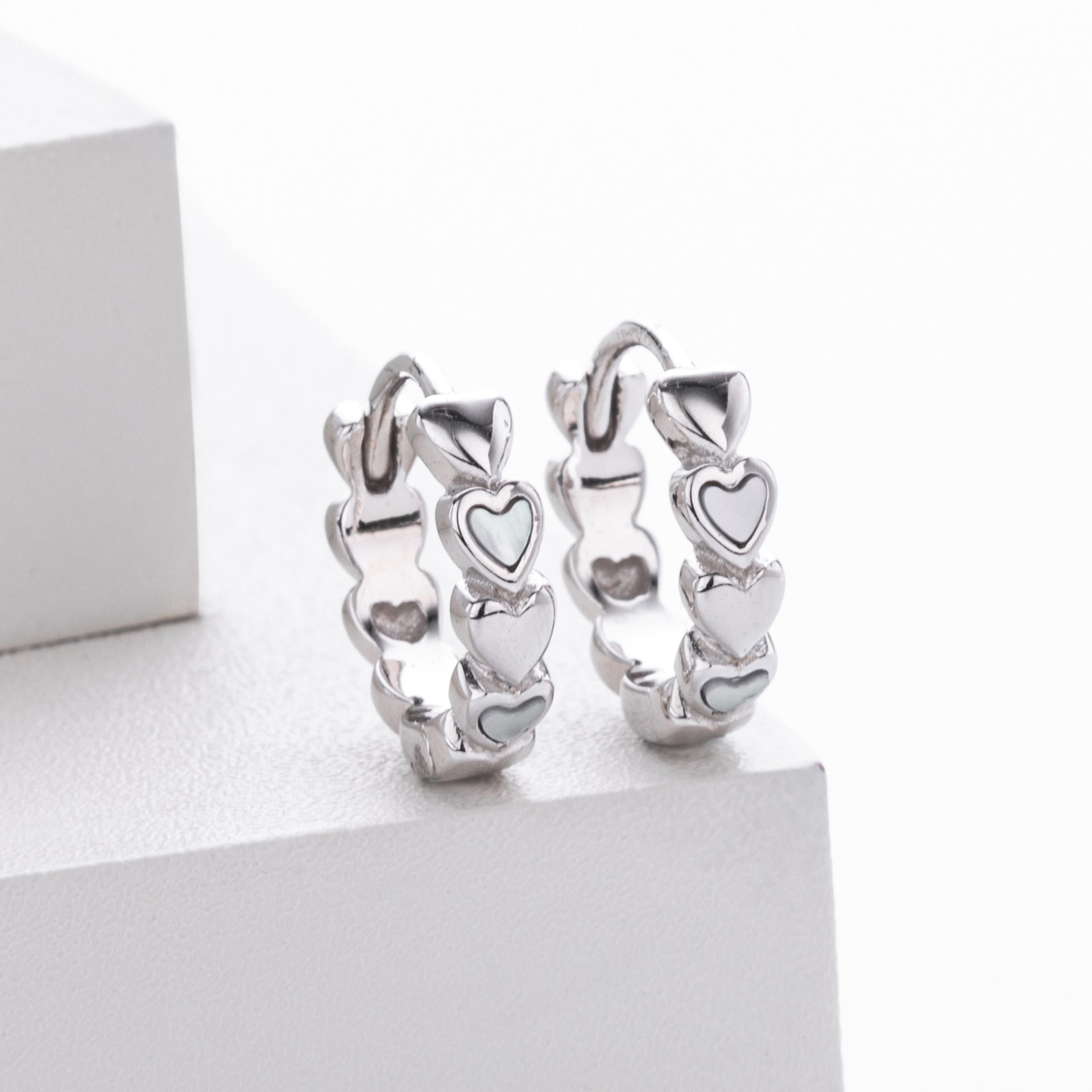 Damen Creolen mit Herzmotiven aus hochwertigem 925 Sterling Silber Shop Nory