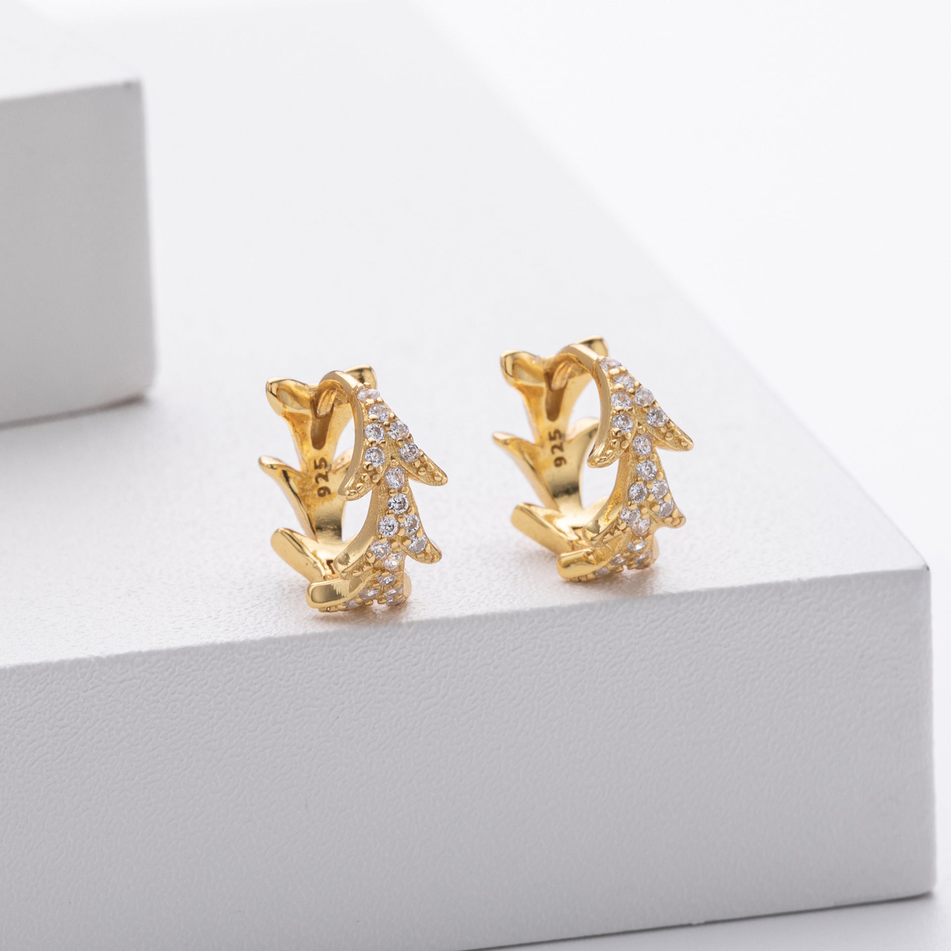 Damen Ohrstecker mit floralem Design und funkelnden Zirkonsteinen Shop Nory