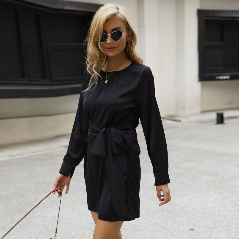 Damen Satin-Minikleid mit langen Ärmeln, Taillengürtel und Rundhalsausschnitt Shop Nory