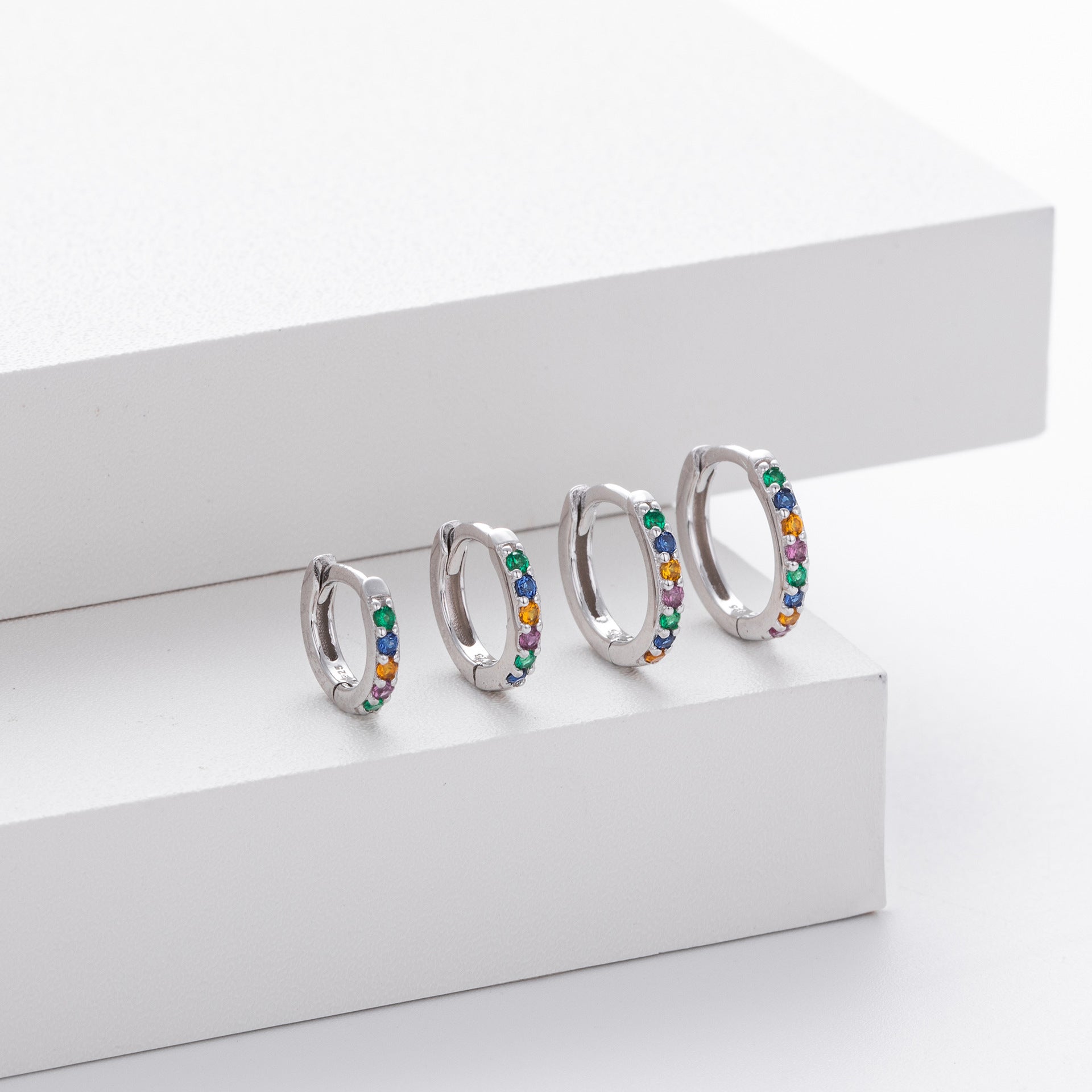 Damen Creolen mit buntem Zirkonbesatz aus hochwertigem 925 Sterling Silber Shop Nory