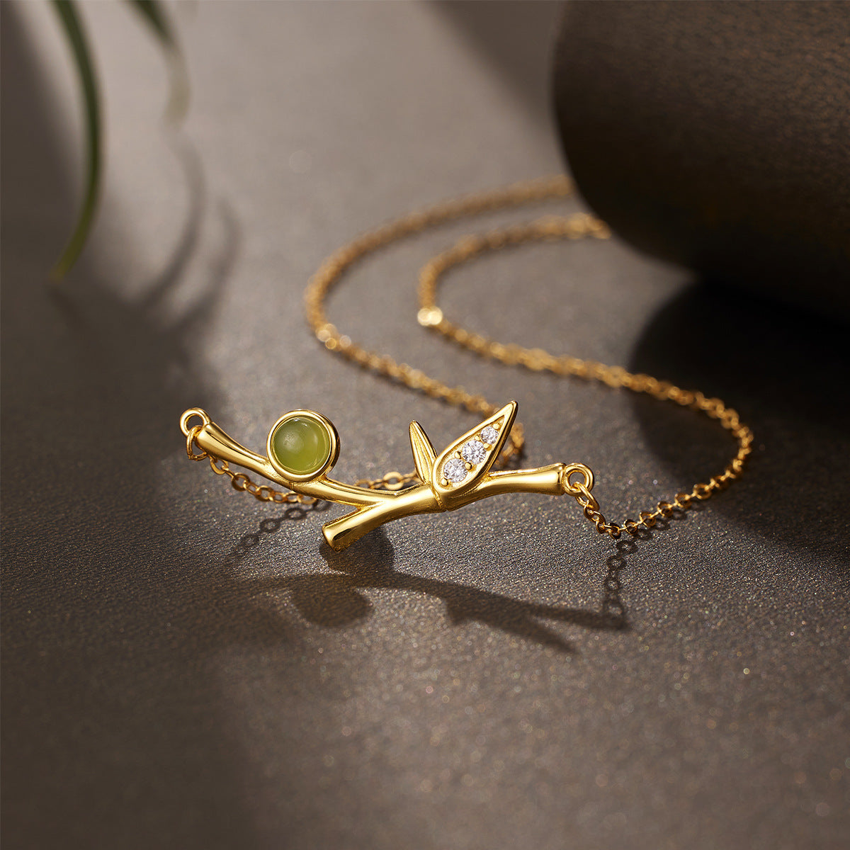 Damen Halskette mit detailliertem Zweigdesign und exquisiten Edelsteinen Shop Nory