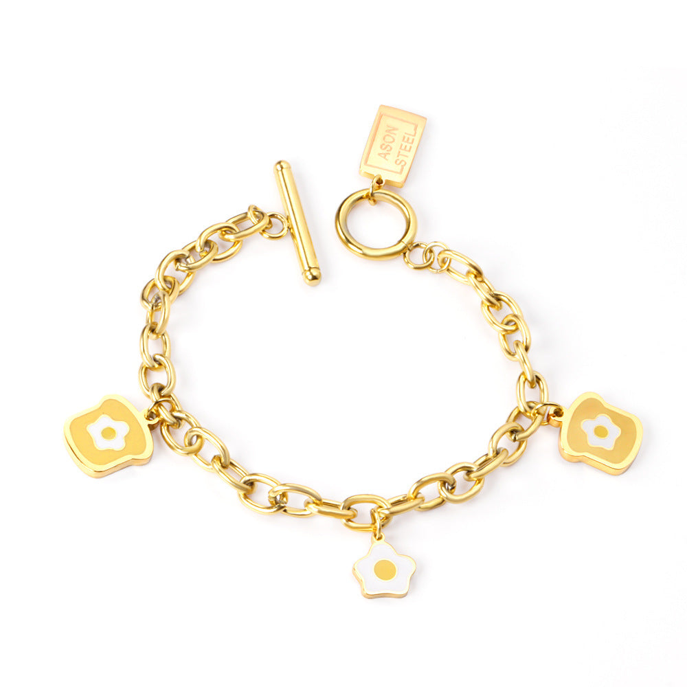 Damen Armband mit verspieltem Hotdog-Anhänger und goldfarbener Kettenstruktur Shop Nory