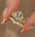 Damen elegantes Ring-Set mit kunstvoller Krone und funkelnden Zirkonia Shop Nory